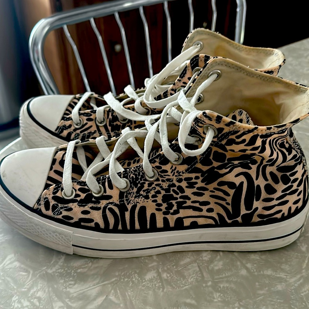 Women’s 10 leopard Converse